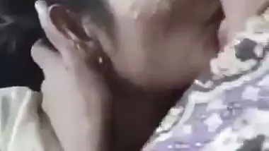 Newly married couple kissing and wife blowjob viral MMS