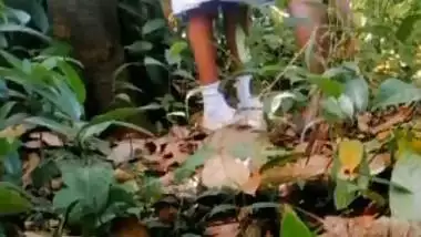 Guy enjoys GF’s pussy under a tree in Indian outdoor sex