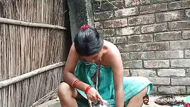 Desi xxx video of Bhabhi sucking a dick while bathing