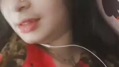 Gorgeous girlfriend white boobs showing to boyfriend